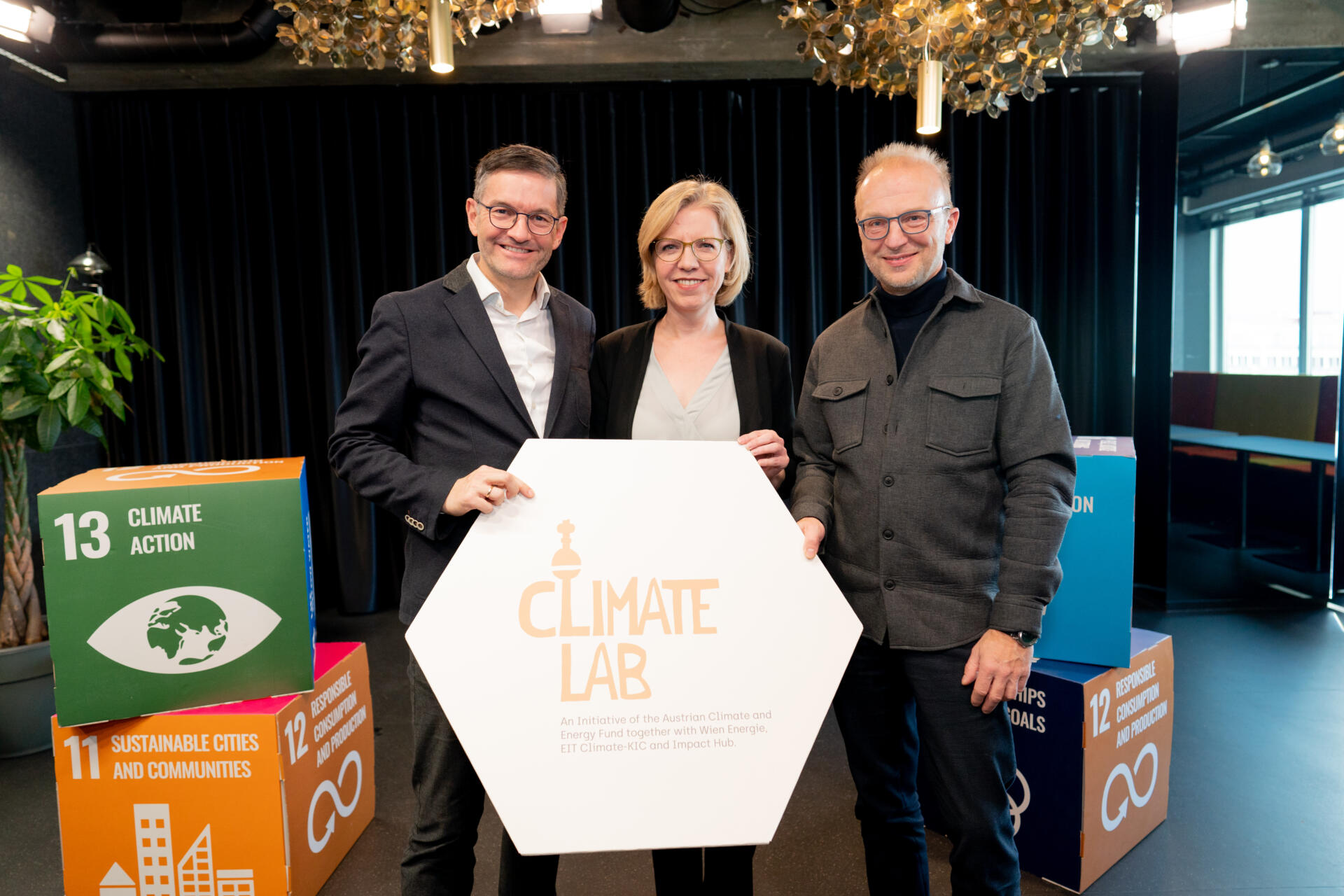 Bundesminister Leonore Gewssler, Bernd Vogl und Gebhard Ottacher im Climate Lab