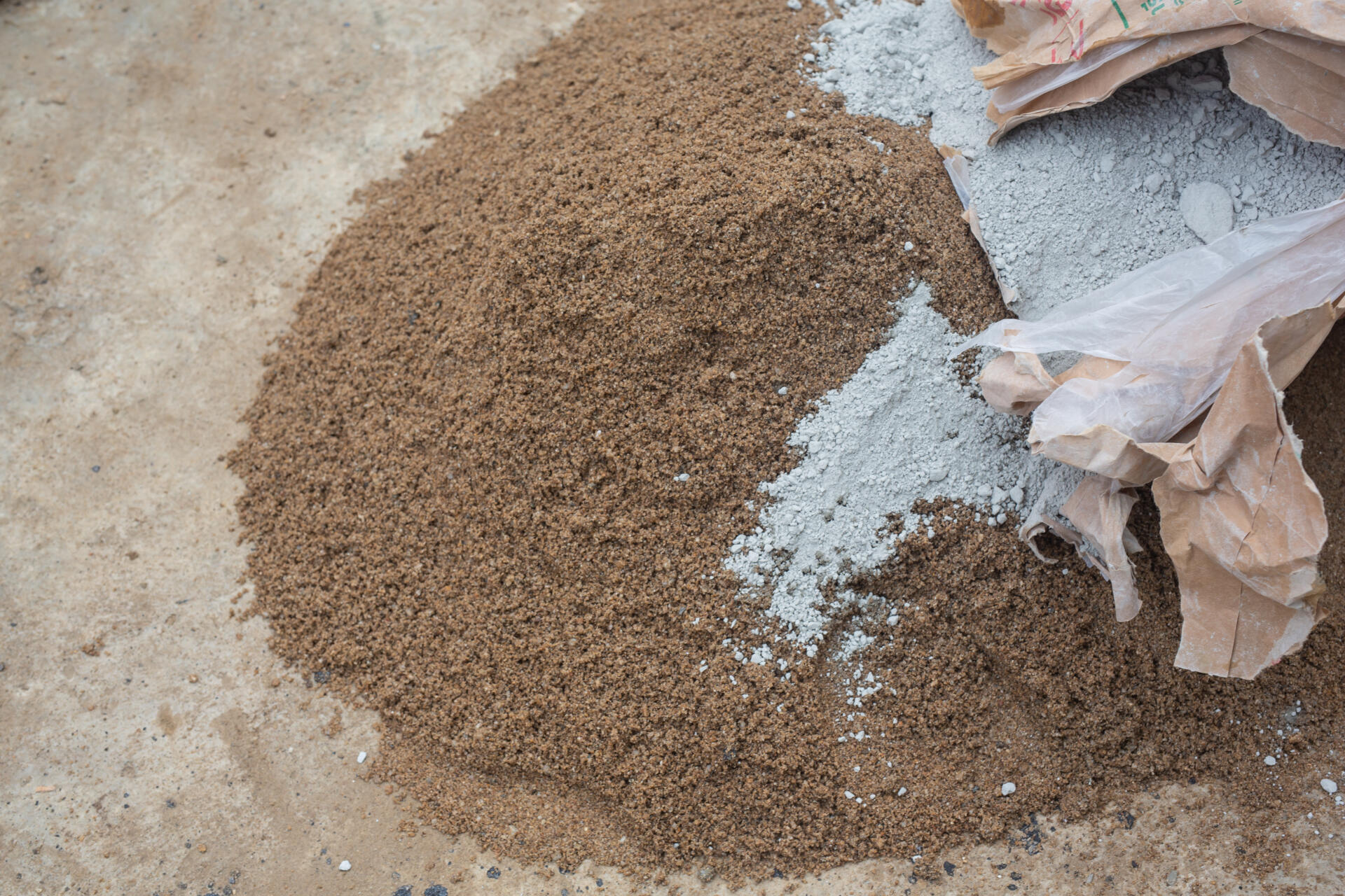Asche als alternativer Zuschlagstoff für Zement. Bild: jcomp on Freepik