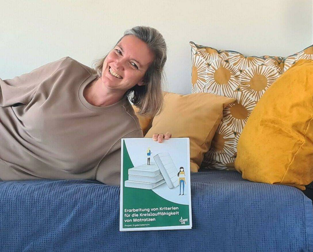 Helene Pattermann stellt den neuen Kriterienkatalog für zirkuläre Matratzen vor. Foto: mpk