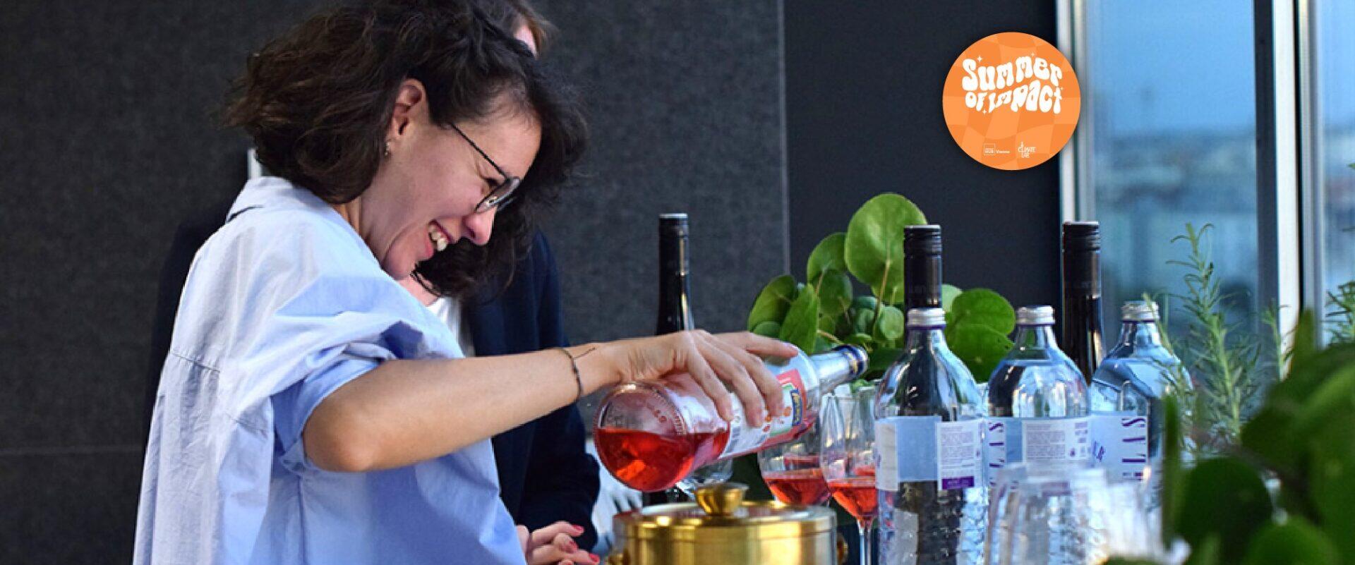 Eine Frau schenkt Aperol in einem Glas