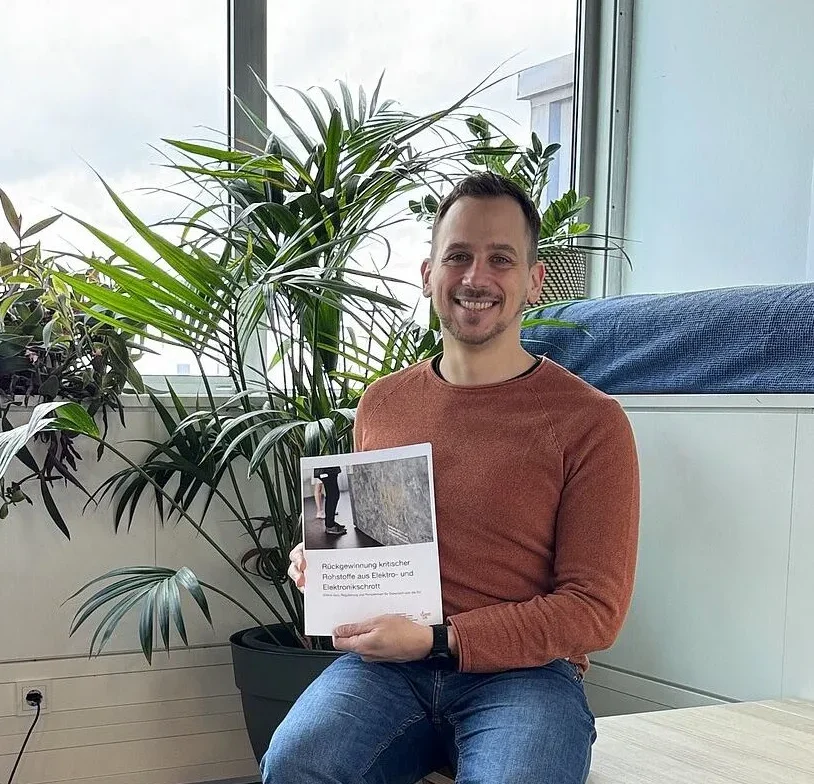 Autor Florian Würrer mit dem Climate Lab Bericht zur Rückgewinnung kritischer Rohstoffe aus Elektroschrott.