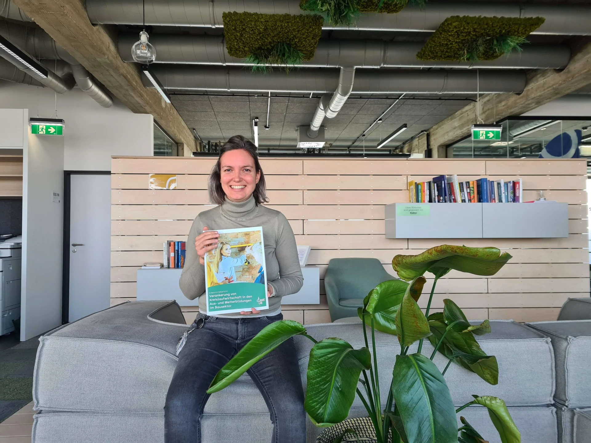 Helene Pattermann mit dem Erkenntnisbericht des Climate Lab Projektes zur “Verankerung von Kreislaufwirtschaft in Aus-und Weiterbildungen im Bausektor”