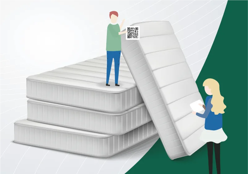 Frauen stehen neben einen Stapel von Matratzen