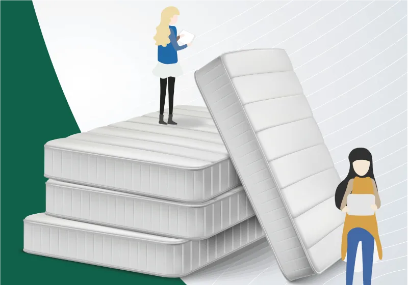 Frauen stehen neben einen Stapel von Matratzen