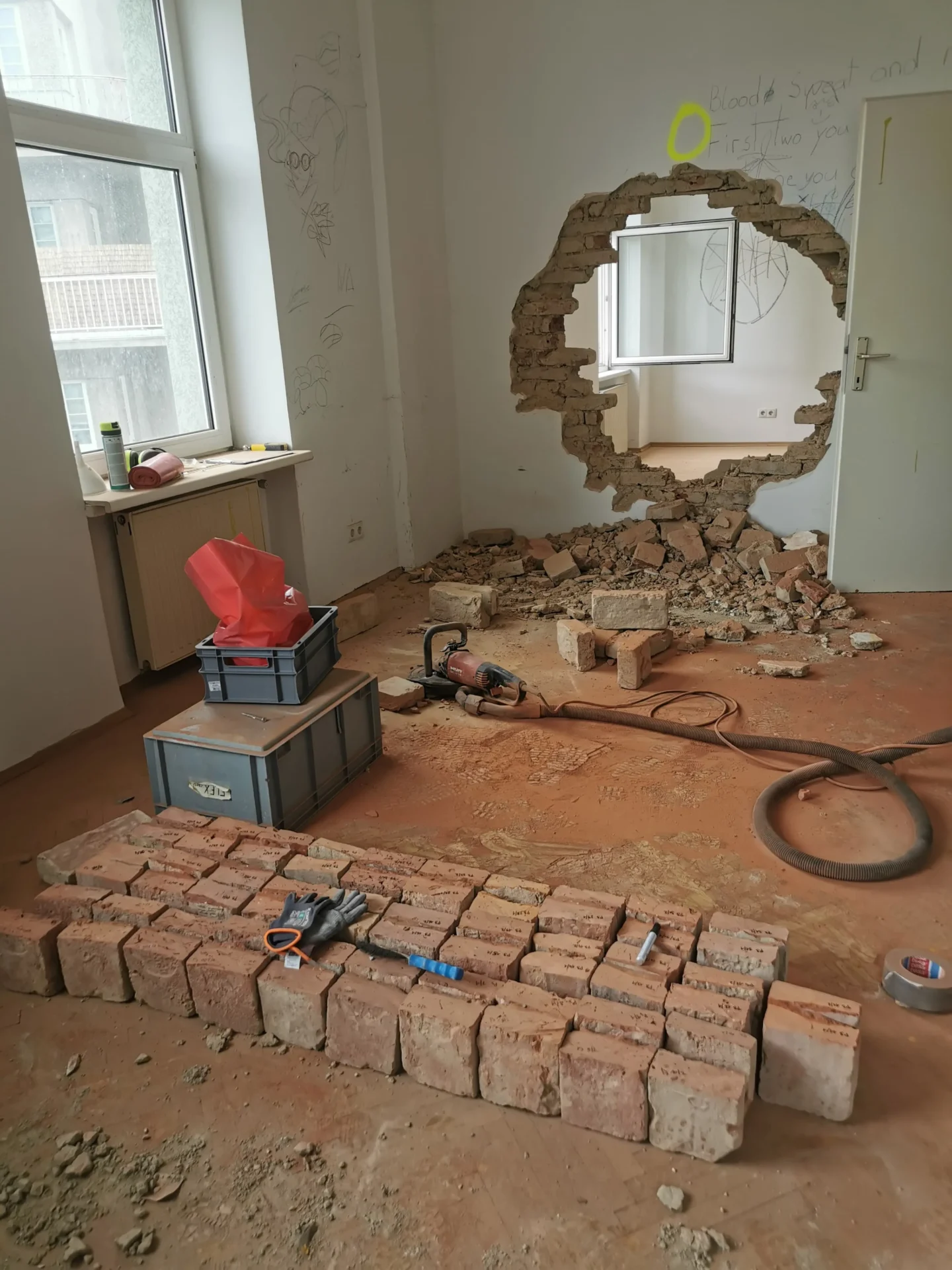 Ziegelentnahme im KAISBAU-Demogebäude Pachmüllergasse Bildcredits: BOKU University/ IGCE