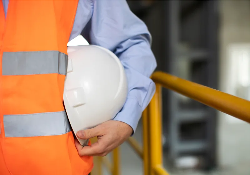 Ein Man in Arbeiterskleidung