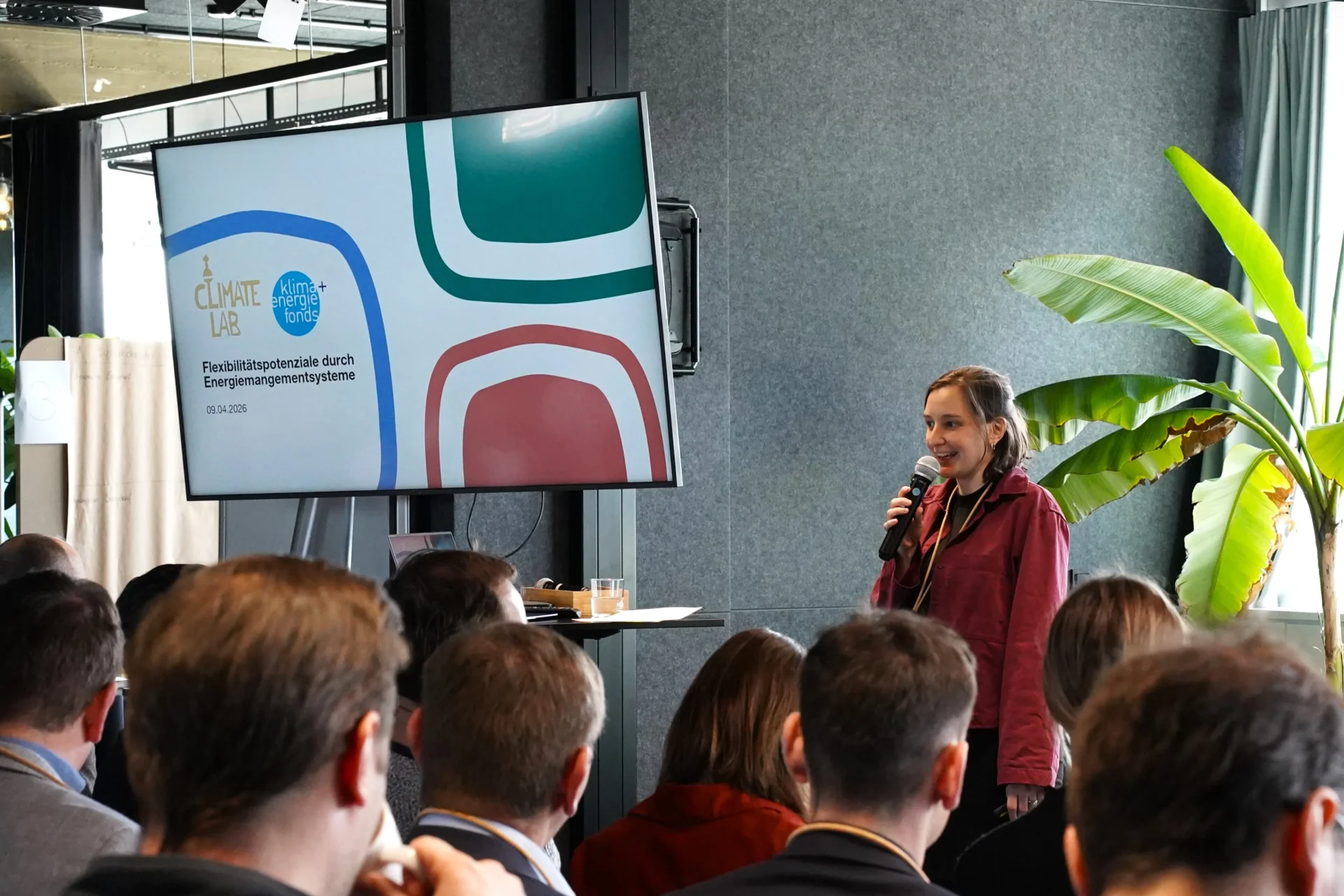 Anna Grün-Lastin vom Climate Lab heißt die Teilnehmenden des Industry Circle willkommen. Bildcredits: Alexandra Krämer