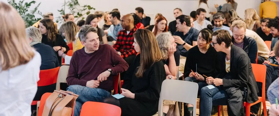 Menschen im Gespräch bei einer Veranstaltung im Impact Hub Vienna