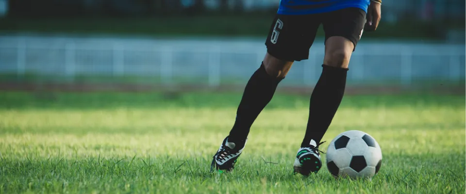 Ein Fussballspieler mit Ball
