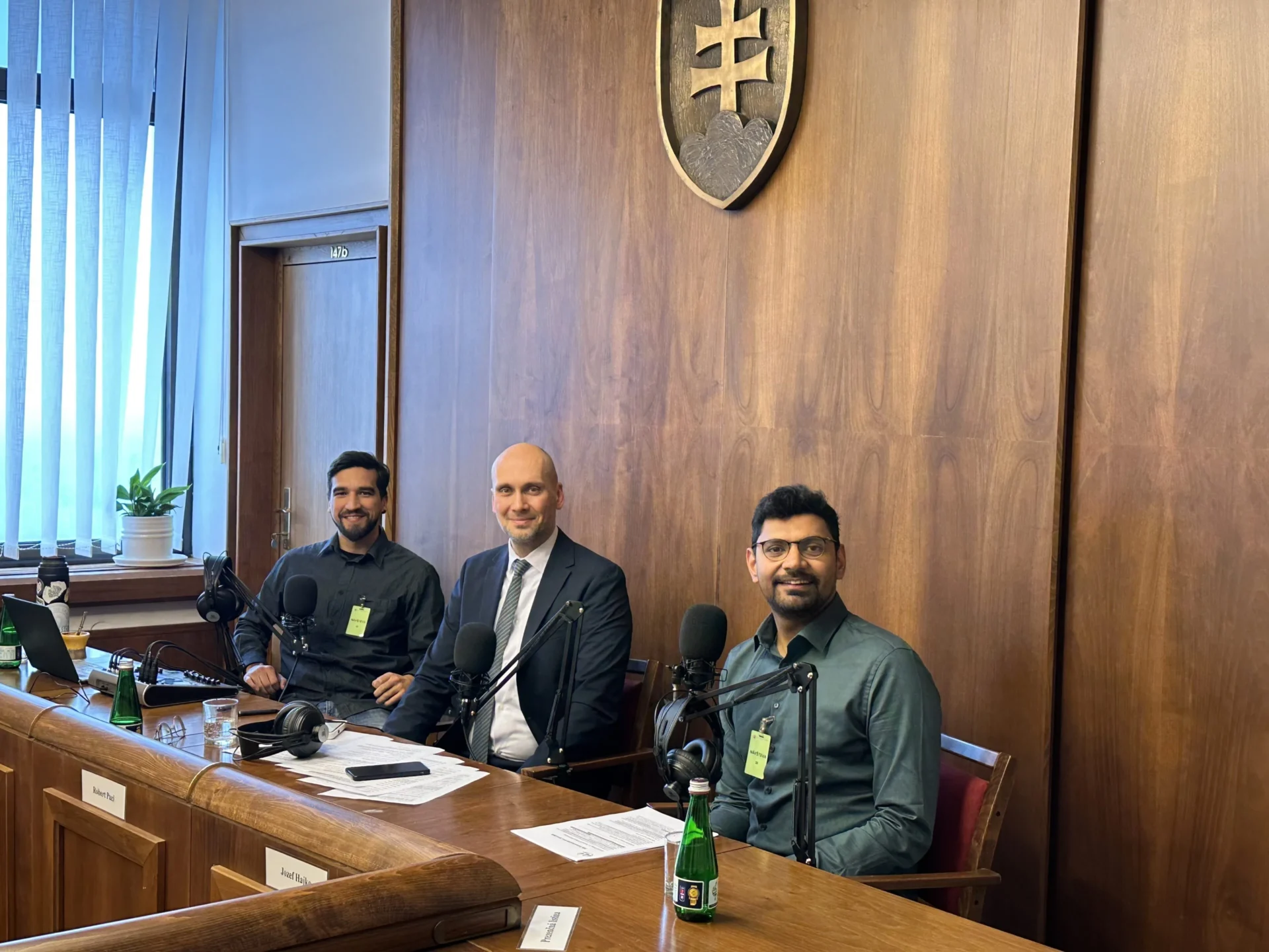 Daniel Schaub (links im Bild) und Rahul Mishra (rechts im Bild) im slowakischen Parlament mit Karol Galek (Mitte) Energie Experte und Politiker. Bildcredits: Rahul Mishra