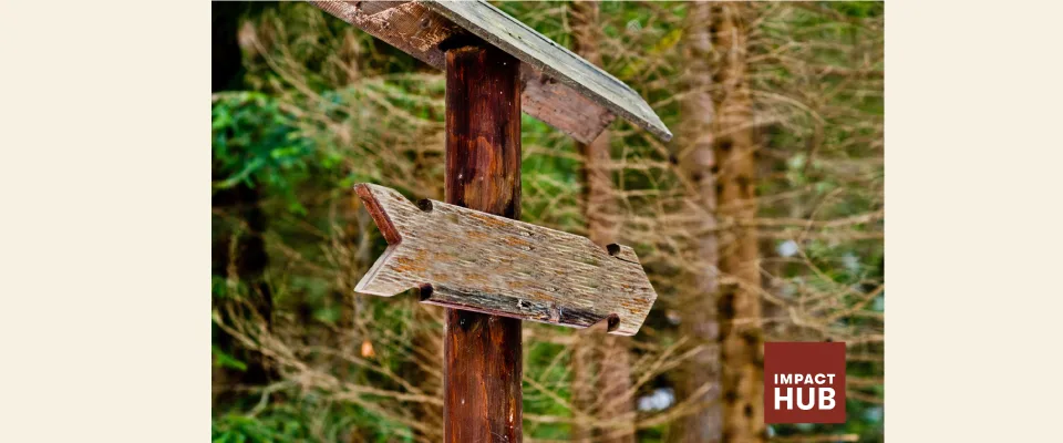 Holzschild im Wald