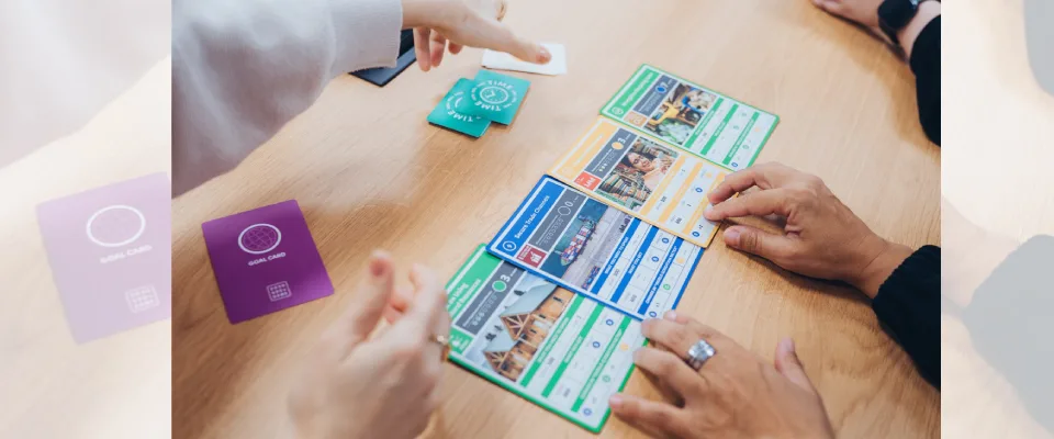 Hände platzieren Karten mit den SDGs