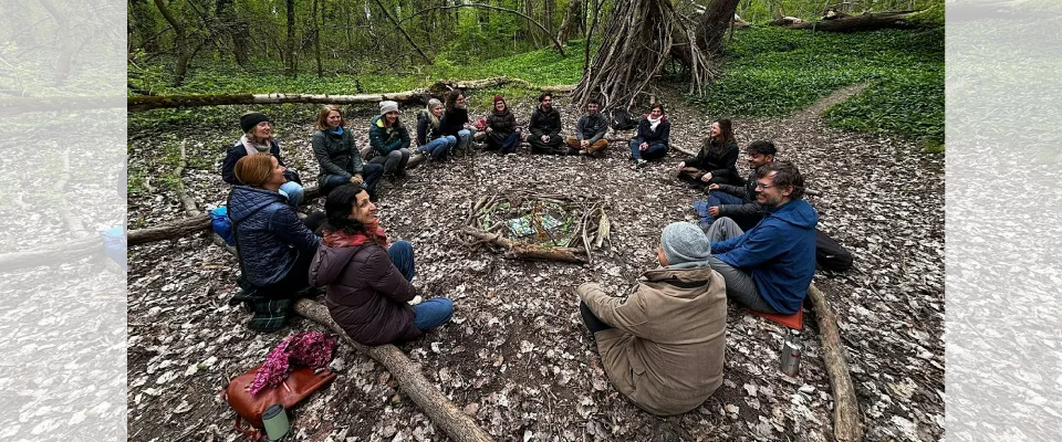 Menschen sitzen im Kreis im Wald