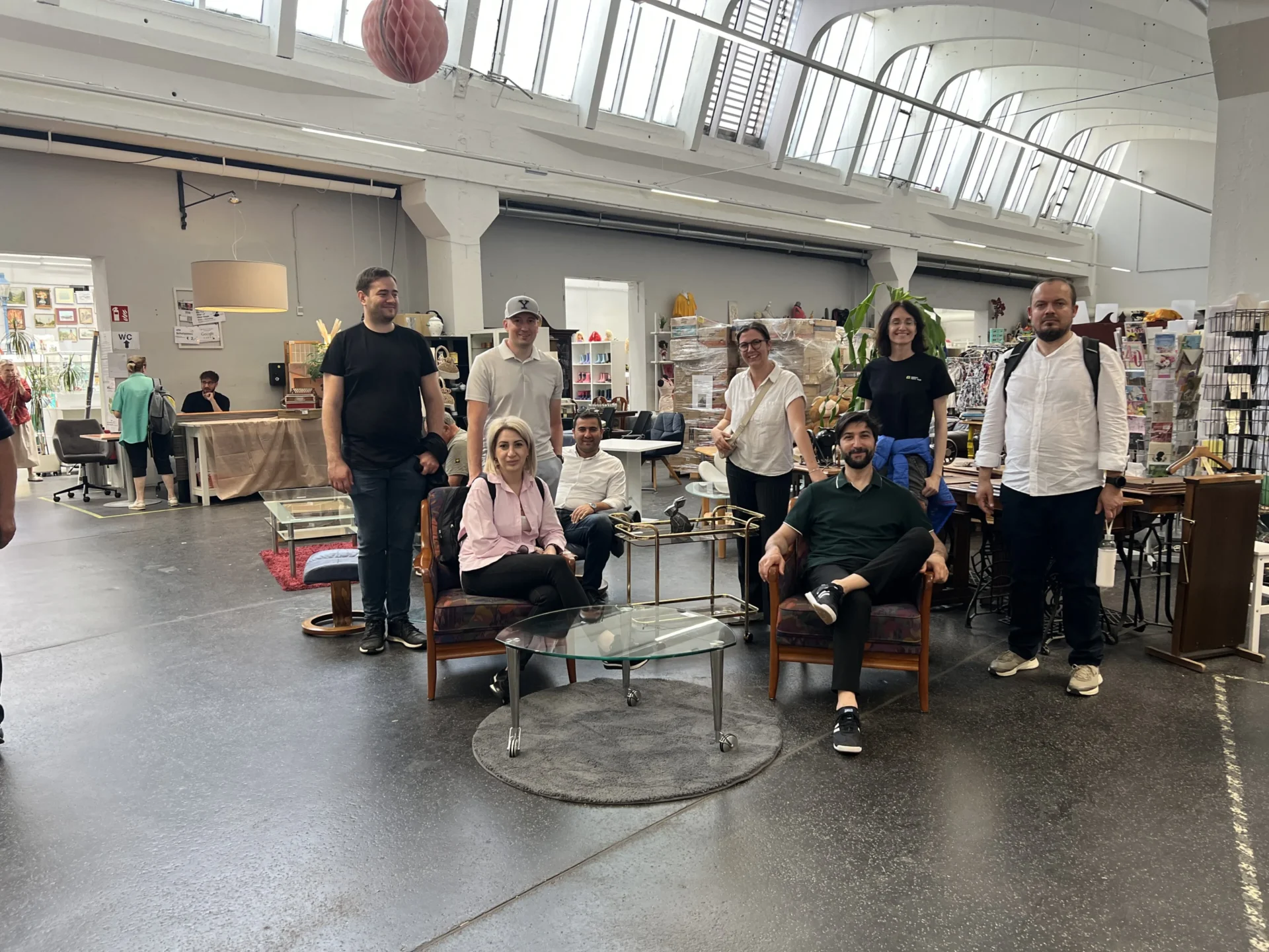 Lara Roth mit den Teilnehmer:innen des CE-Hub-Bootcamps bei der Besichtigung des Carla-Depots in Wien.