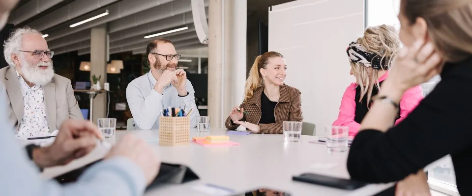 Eine Gruppe von Startups tauschen im Future Health Lab aus